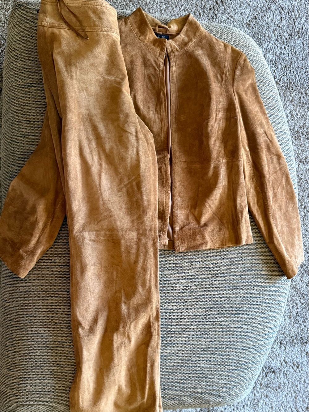 Q.U.E suede leather women’s suit